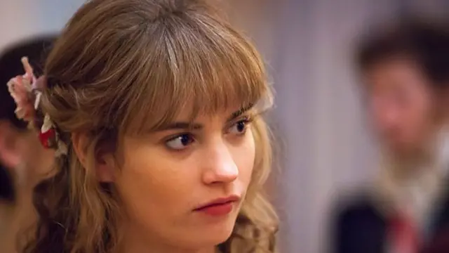Актриса Лили Джеймс в роли Наташи Ростовой в сериале "Вйона и мир"
