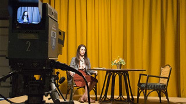La actriz Rebecca Hall en el set de filmación de "Christine"