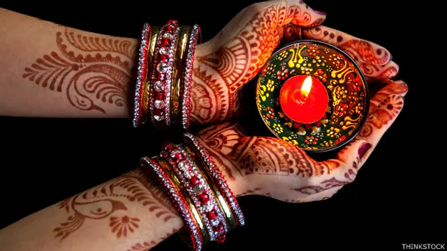 पूजा करती महिला