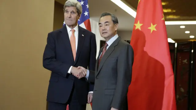 克里（左）与王毅（右）在北京外交部握手（27/1/2016）