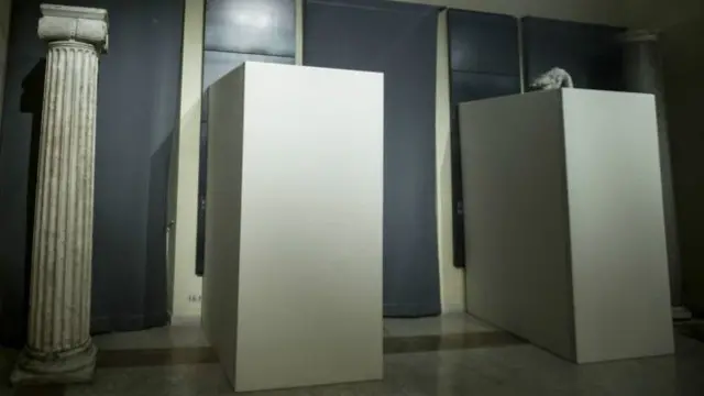 ألواخ خشبية وُضعت على التماثيل العارية في المتحف بالعاصمة الإيطالية.
