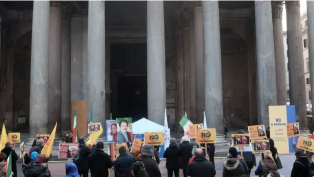 بعض المتظاهرين احتجوا على زيارة روحاني بسبب سجل إيران في مجال حقوق الإنسان.