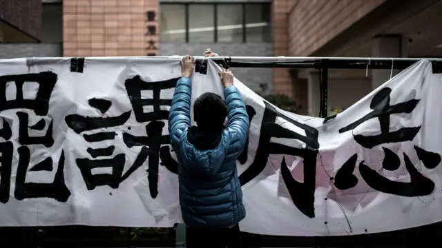 资料图片:港大学生挂起“罢课明志”的横幅