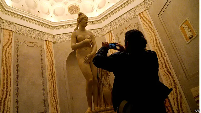 म्यूज़ियम में मूर्ति