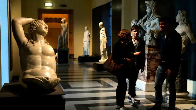 म्यूज़ियम में मूर्ति