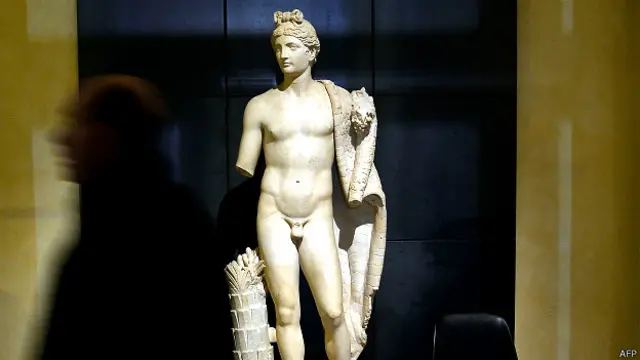 म्यूज़ियम में मूर्ति