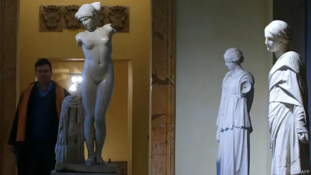 म्यूज़ियम में मूर्ति