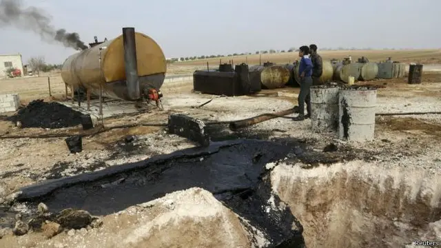 تیل کی عارضی ریفائنریوں میں دولت اسلامیہ سے حاصل کیے جانے والے تین کو اکٹھا کیے جانے کی بات کہی جا رہی ہے