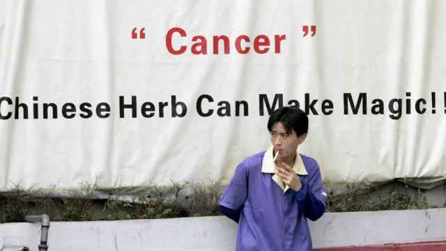 资料图片：一名男子在抽烟