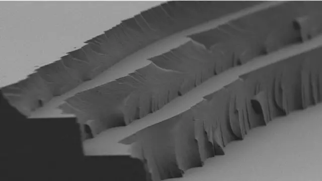  Нанесение термальной пленки слоями толщиной в четыре-пять микронов каждый позволяет точно контролировать общую толщину и создавать материалы для разных нужд - к примеру, одежды или автомобильных стекол