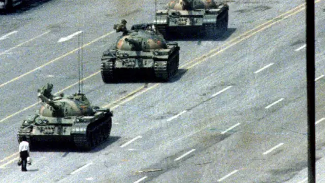 1989年爆發六四「天安門事件」，中國政府用武力鎮壓了在天安門廣場聚集要求民主自由的學生運動，導致嚴重的流血事件。(資料圖片）