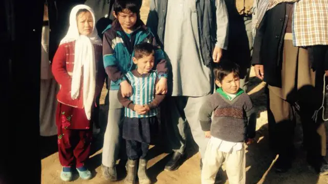 مرتضی در میان همبازیهایش 