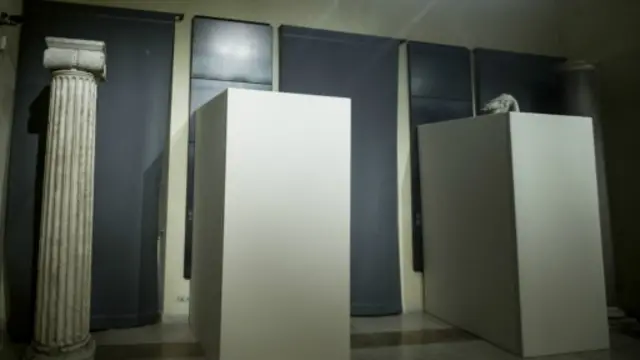 پوشاندن مجسمه های قصر محل دیدار مقام های ارشد ایران و ایتالیا با جعبه های چوبی، باعث جنجال شد