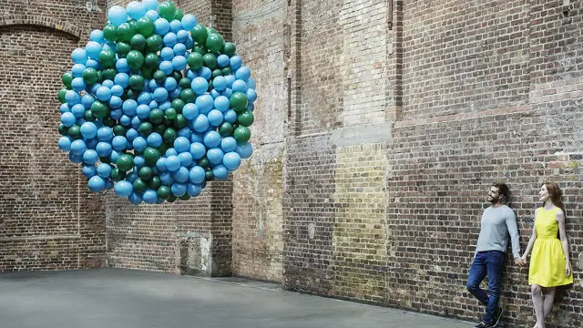 Молодая пара и гиганская модель ДНК