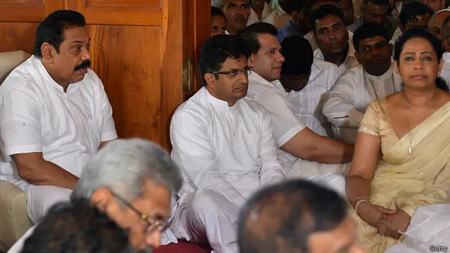 "ඒ නිසා තමයි පාක්ෂික බලවේග කියන්නේ ඒ නායකත්වය අත්හැරලා, මහින්ද රාජපක්ෂ ජනාධිපතිවරයා යටතේ නව දේශපාලන පෙරමුණක් බිහි කරන්න කියලා"