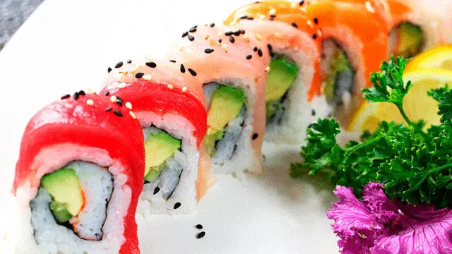 Phụ nữ được học lớp đào tạo cấp tốc về làm sushi (Credit: whitewish/iStock)