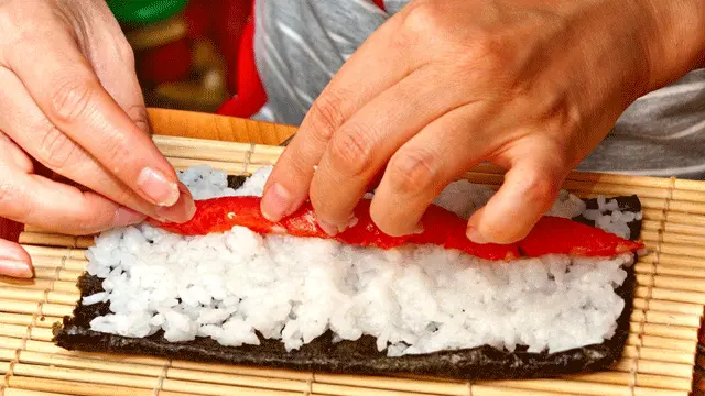 Người ta tin rằng bàn tay ấm của phụ nữ ảnh hưởng đến chất lượng của cá tươi (Credit: mix7777/iStock)