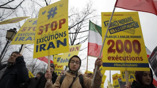 قوبلت زيارة روحاني في باريس ببعض المحتجين من مؤيدي منظمة مجاهدي خلق