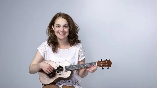 Девушка с укулеле