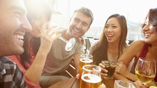 Por que algumas pessoas ficam bêbadas mais rapidamente do que outras?
