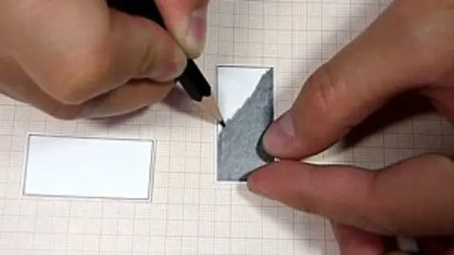 El carbono del lápiz sirve como el electrodo.