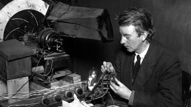 Baird con su "sistema de visión inalámbrico", como se llamó inicialmente la televisión.