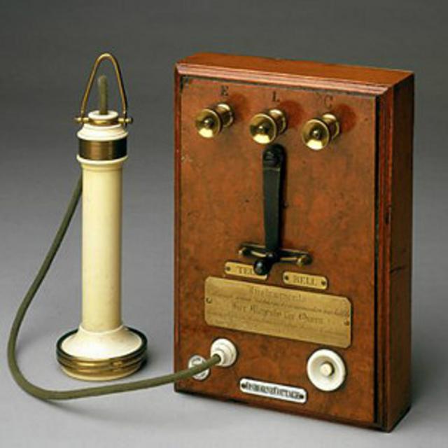 Uno de los primeros teléfonos de Bell y el panel terminal, 1877.