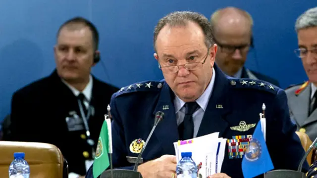 NATO'nun Avrupa Müttefik Kuvvetler Komutanı ABD'li General Philip Breedlove, NATO gemilerinin 24 saat içerisinde Ege'deki görev yerlerine ulaşacağını belirtti.