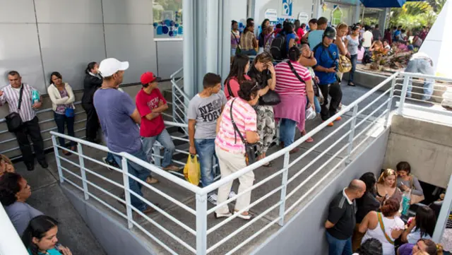 Analistas de oposición atribuyen al control de cambio la escasez de alimentos básicos y medicinas. Las filas para conseguirlos se han convertido en parte del panorama habitual.