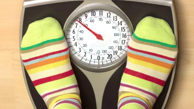 Una persona pesándose