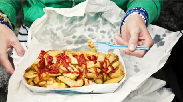 Una persona comiendo papas fritas