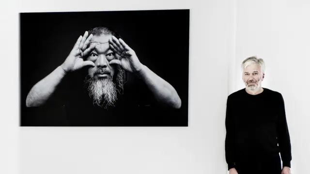 林冠艺术基金会的主人法斯高在哥本哈根的艾未未艺术展画像前