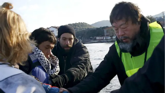 艾未未在莱斯沃斯岛海岸帮助阿富汗难民登岸