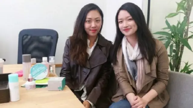 سارہ اور کرسٹین پہلے لوریال کے لیے کام کرتی تھیں