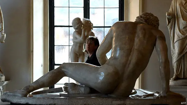 रोम के एक म्यूज़ियम में नग्न मूर्ति