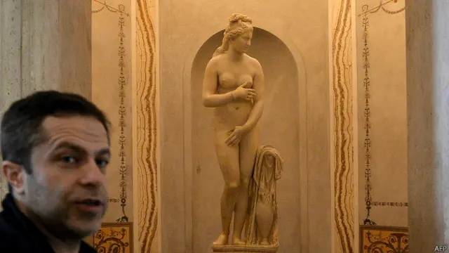रोम के एक म्यूज़ियम में नग्न मूर्ति
