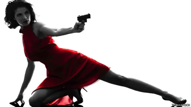 बंदूक ली हुई महिला