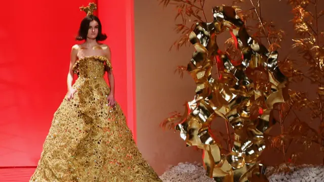 中国设计师郭培的高级定制服在巴黎展出。