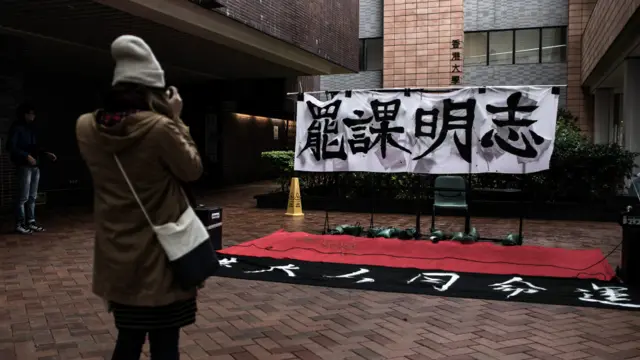 香港大学学生挂上”罢课明志“的横幅