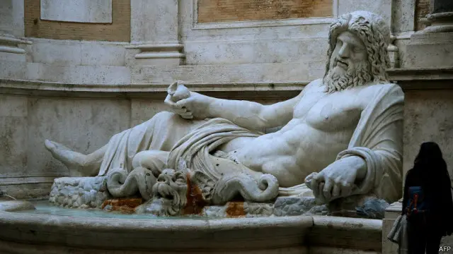 patung telanjang italia