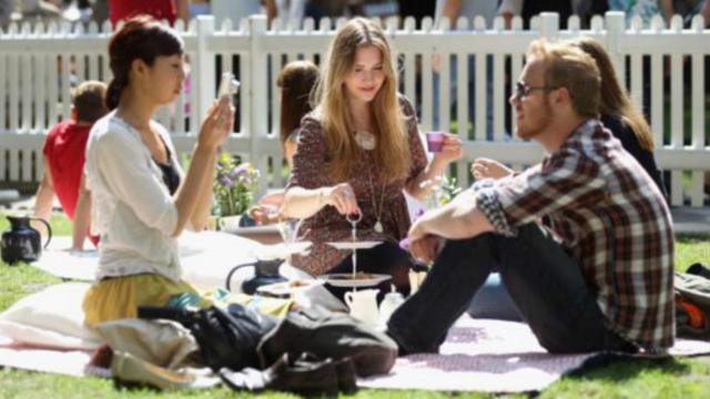 2011年伦敦民众到户外享受传统的fika野餐。