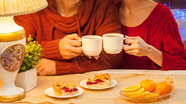 Мужчина и женщина пьют чай