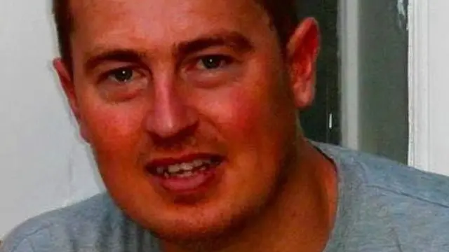 سائمن لوئس اور ان کا بیٹا ایک کار حادثے میں ہلاک ہوئے تھے