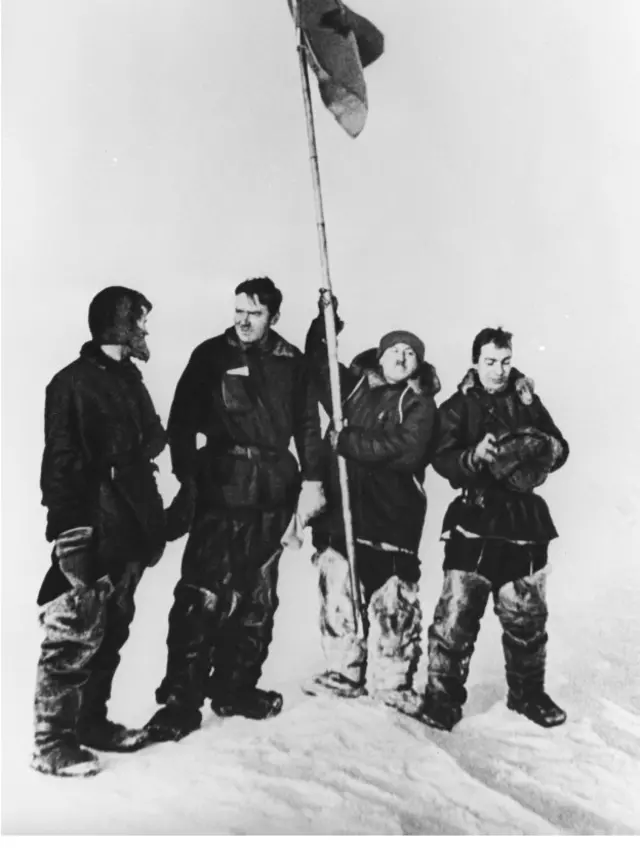 Слева направо: Петр Ширшов, Эрнст Кренкель, Иван Папанин и Евгений Федоров на Северном полюсе (6 июня 1937 г.)