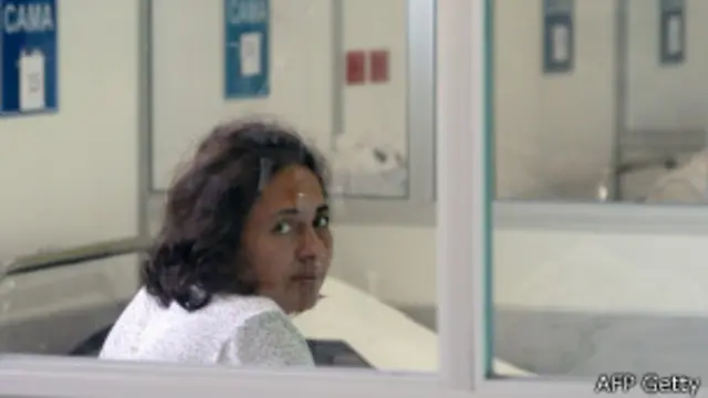 La mayoría de los afectados por el síndrome de Guillain-Barré, como esta mujer ingresada en el hospital Rosales de El Salvador, sobreviven y se recuperan por completo.