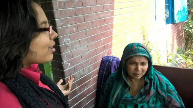 Sanjida junto a su madre.