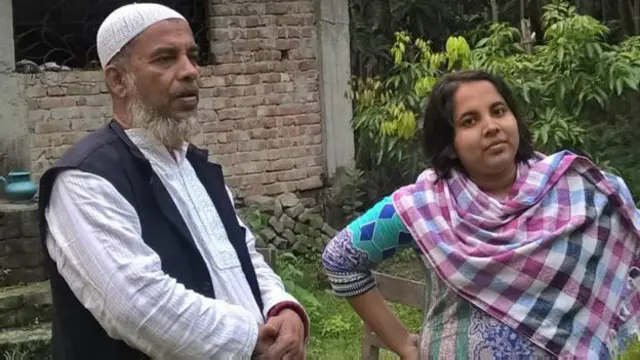 Sanjida junto a su padre.