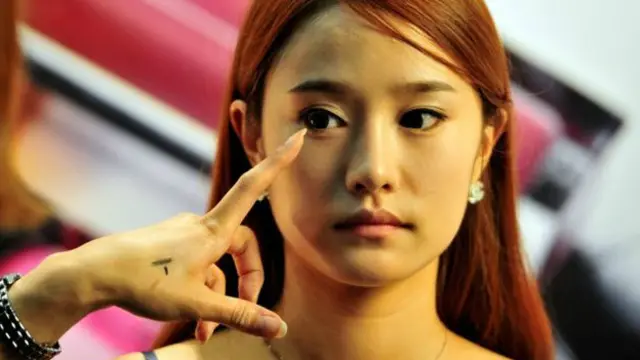 جنوبی کوریا میں خواتین میک اپ اور بیوٹی پراڈکٹس یا مصنوعات پر امریکی خواتین کے مقابلے میں اپنی دگنی خرچہ کرتی ہیں