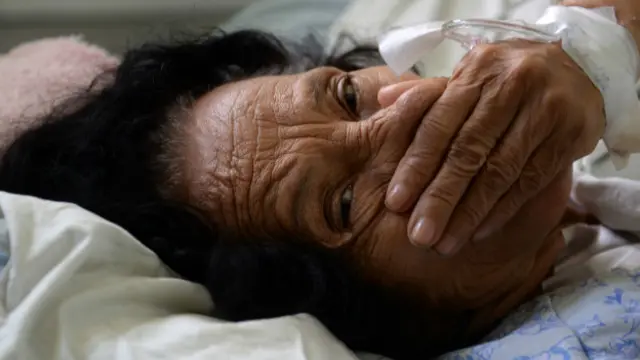 El Salvador es uno de los países afectados por el zika y que ha reportado el aumento de casos de Guillain-Barré. En la imagen, una paciente con el síndrome ingresada en el hospital Rosales de la capital, San Salvador.