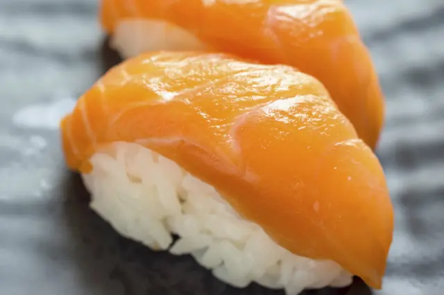 Нигири-суши с лососем